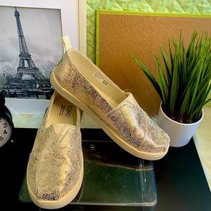TOMS Kids Espadrille (Alpargata) Color: Gold Crackle Foil Size: 5Y